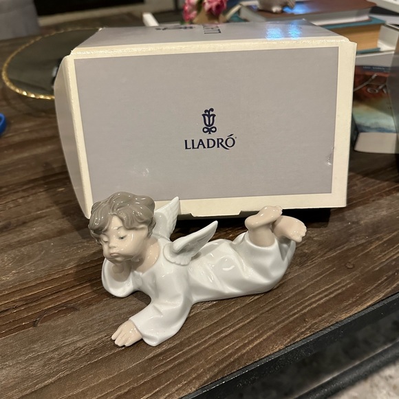 LLADRO’ Angel Laying Down Figurine #04541 - Picture 3 of 9